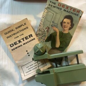 Dexter Classic Green Sewing Machine with Manuals